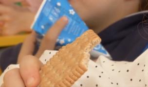 Gustările sănătoase din școli nu sunt pe placul elevilor. Biscuiţi tari și sărați, cornuri fără niciun gust