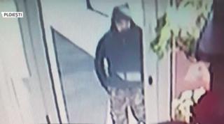 Un bărbat mascat a jefuit un magazin de bijuterii din centrul oraşului Ploieşti