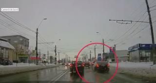 Un accident rutier evitat la milimetru s-a lăsat cu o şicanare în trafic pe străzile din Baia Mare