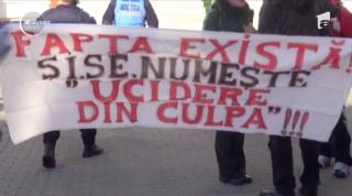 Protest în faţa Prefecturii din Râmnicu Vâlcea, faţă de angajaţii Spitalului Judeţean, după ce doi bebeluşi au fost diagnosticaţi greşit