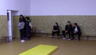 Zeci de elevi îşi ţin orele de educaţie fizică în foste săli de clasă, golite de bănci