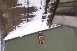 O pisică a fost salvată după ce a rămas blocată pe un baraj (Video)