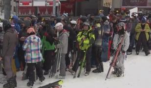 Vântul puternic a stricat distracţia în Poiana Braşov. Au fost cozi uriașe la telecabină