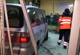 Un bărbat a intrat cu maşina în Unitatea de Primiri Urgenţe din Craiova, beat şi nervos că fiul iubitei sale aştepta de prea mult timp