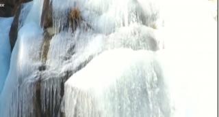 Cascadă transformată de ger într-o operă de artă spectaculoasă