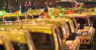 Protestul taximetriştilor a blocat centrul Capitalei. Doi şoferi ai concurenţei, aproape linşaţi în mijlocul tensiunilor