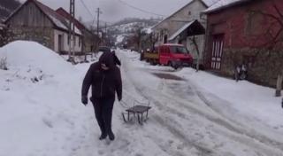 Iarna pe uliță. Cum își petrec timpul liber copiii dintr-o comună din judeţul Caraş-Severin