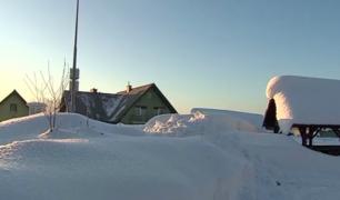 Sat întreg din Polonia, acoperit de zăpadă. Casele au fost îngropate de nămeţi