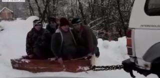 Localnicii unui sat din Hunedoara şi-au făcut singuri plug pentru a-şi deszăpezi uliţele