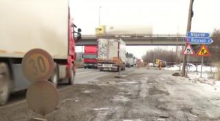Asfalt turnat în baltă. CNAIR adună banii din roviniete, în timp ce şoferii dau în gropi