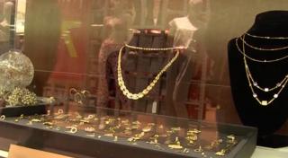 Cinci kilograme de bijuterii din aur, furate în câteva minute, dintr-un centru comercial din Constanţa