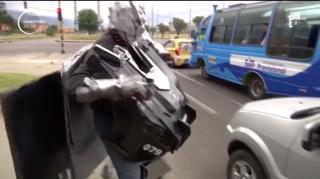 Un cerşetor a găsit o metodă inedită de a face bani. Şi-a creat un costum "Transformers"