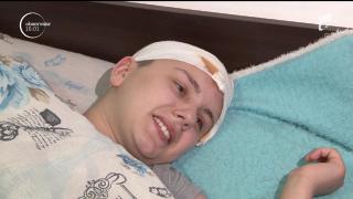 Fata care a căzut prin geamul unui autobuz din Ploieşti este imobilizată la pat. Poliţiştii evită să înceapă ancheta