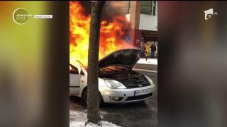 Imagini teribile pe o şosea din Bistriţa. Trei oameni la un pas de moarte, după ce maşina în care aflau a luat foc