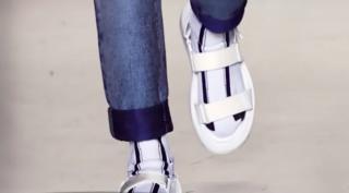 Moda sandalelor cu şosete se trage de la romani (Video)