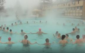 Hora Unirii în costum de baie, la Băile Felix