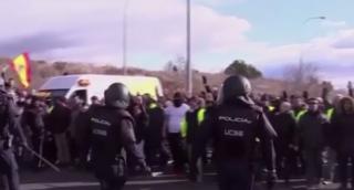 Protest violent al taximetriștilor din Spania, împotriva aplicațiilor de ride-sharing