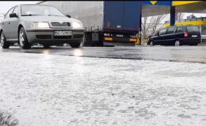 Patru oameni morţi, accidente în lanţ și drumuri închise, după codul portocaliu de polei