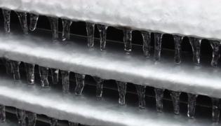 Ploaia îngheţată în România, pericol uriaş pe şosele. Avertismentul lansat de meteorologi