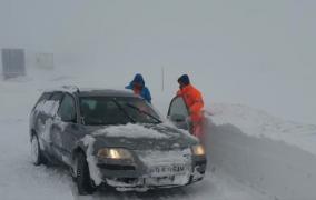 Intervenții la contracronometru din cauza viscolului puternic