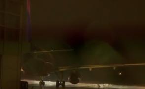 Ploaia înghețată a perturbat traficul aerian. Zboruri anulate și sute de minute întârziere