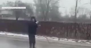 Imagini virale din satul Colţea, judeţul Brăila. Pe șosea, ca pe pârtie!