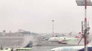 Întârzieri pe Aeroportul Otopeni, din cauza ploii înghețate
