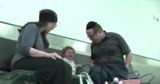 O familie din Statele Unite, debarcată din avion din cauza mirosului