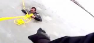 Salvatori din SUA, la un pas de moarte pe un lac înghețat