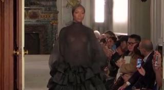 Naomi Campbell, defilare incendiară la Săptămâna Modei de la Paris