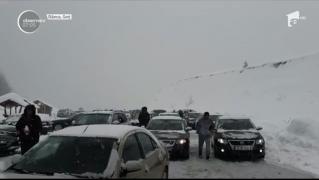 Zăpada și vântul puternic au închis mai multe drumuri