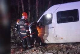 Accident cu un microbuz pe Autostrada A1, doi oameni au ajuns la spital