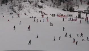 Distracție pe pârtie, răsfăț la piscină, în minivacanţa din acest weekend