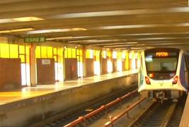 Metrou sărit de pe șine. Două vagoane au rămas suspendate la doi metri înălţime