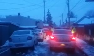 Polițistă lovită cu mașina intenţionat, de un şofer nervos, în Prahova (Video)