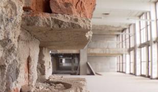 Aeroportul Băneasa, în paragină de 7 ani. Locul arată ca un şantier, dar nimeni nu munceşte