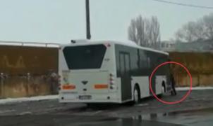 Gafă ce se putea încheia tragic la Ploieşti. Un şofer aleargă pe lângă autobuz să-l oprească, după ce a coborât lăsându-l în viteză
