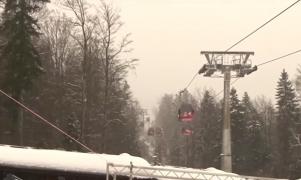 Mii de turişti se bucură de zăpadă, la munte