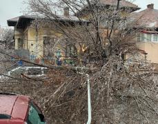 Jumătate de ţară, paralizată de fenomene meteo extreme. Ploaia îngheţată a provocat dezastru în Capitală