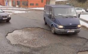 Crater uriaș într-o intersecție aglomerată din Cluj