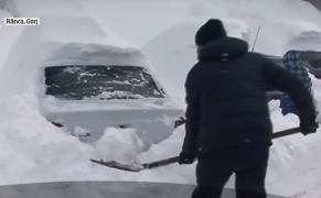Sute de turiști, blocați la munte. În Bucegi e cod roşu de avalanşă, la Rânca troienele ating şi 7 m înălţime