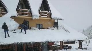 Drumul dintre Rânca şi Novaci este închis, troienele ating un metru înălțime