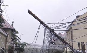 Orașe în beznă, sub asediul gheții. Peste 100.000 de locuinţe din 180 de localităţi au rămas fără curent electic