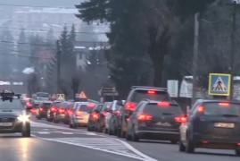 Aglomeraţia din staţiunile montane s-a mutat pe DN1. 35 de kilometri au fost parcurşi în câteva ore