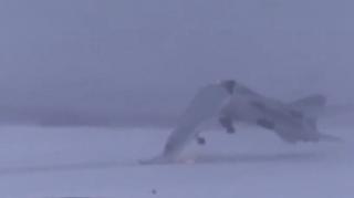 Video cu momentul în care un bombardier supersonic explodează în timpul unei aterizări riscante