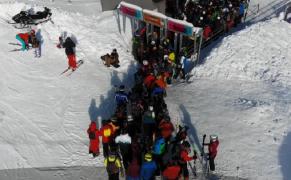 Ultima zi de minivacanță a aglomerat pârtiile. Amatorii de schi și snowboardingul au avut parte de o zi cu soare