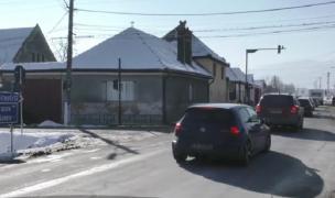 Mașină plină cu hoţi, impact violent la Bran. Bunurile furate, topoare, televizor și bicicletă, s-au împrăștiat pe șosea