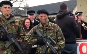 Protest cu soldați înarmați la frontiera din Marea Britanie și Irlanda