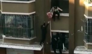 Bebeluș salvat ca prin miracol în China, de un lăptar