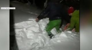 Intervenţie de salvare la limită în zona muntoasă din judeţul Alba. Trei tineri s-au rătăcit prin pădure